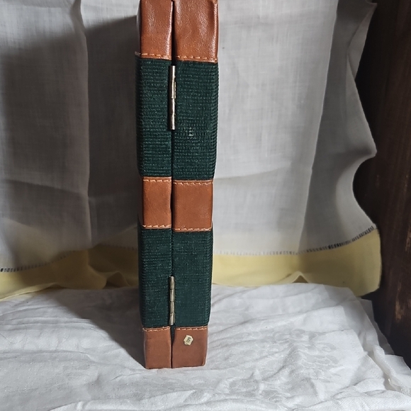 Classic Domino Set with Cream Tiles in Brown and Green Case - Picture 5 of 7